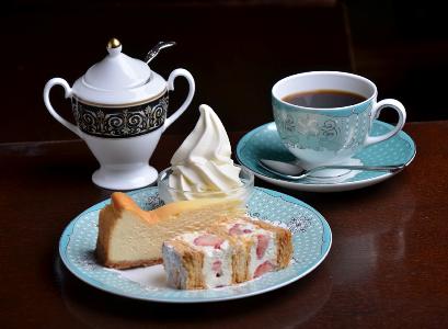 こだわりのコーヒーと人気のケーキ各種