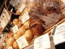 毎日焼き上げるパンはイートインも可能!