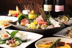 こだわりの店内でお酒と料理を堪能