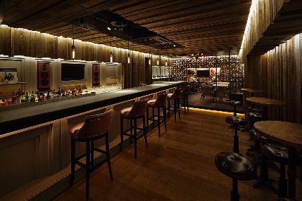クラブ内併設のBar BACKYARD