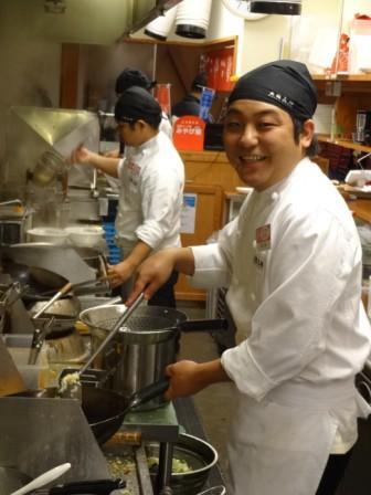 強火でチャーハン、おいしさの秘訣です。