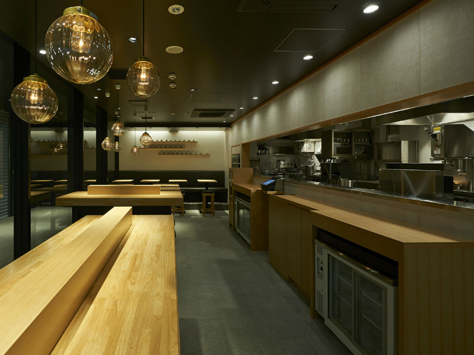 伝統と革新を感じるスタイリッシュな店内