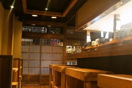 自慢のカウンター席は毎日満席に!