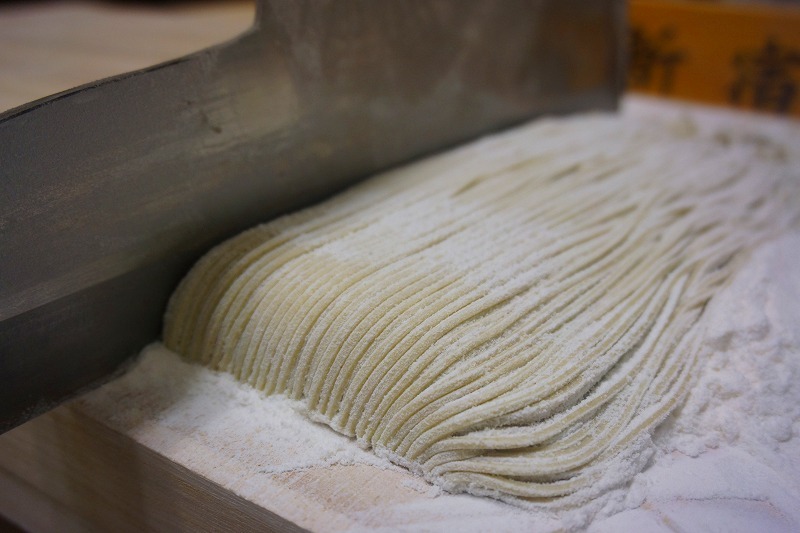 手挽きのそば粉を使用します。