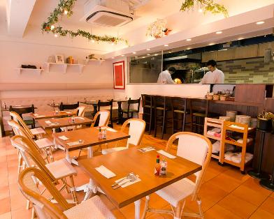 日差しが差し込む明るい店内!
