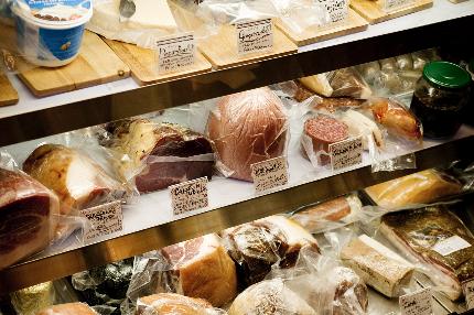さまざまな産地・熟成期間の生ハムとサたち