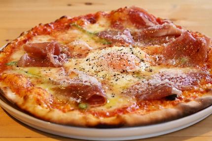 当店自慢のローマ風ピッツァは格別です
