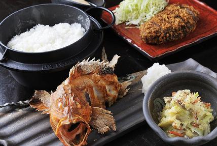 名物魚の一本炙りや炊きたてのコシヒカリ