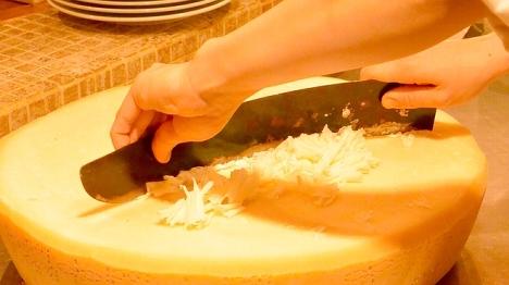 ラスパドゥーラチーズはお客様の前でご用意