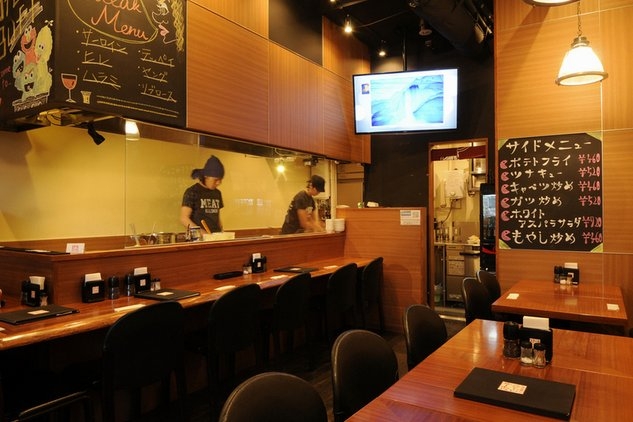 オープンキッチンの開放感ある店内