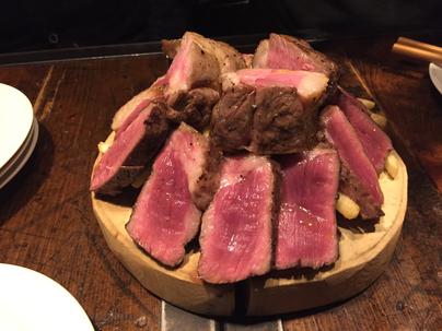 肉のショーケースと様々な肉料理。