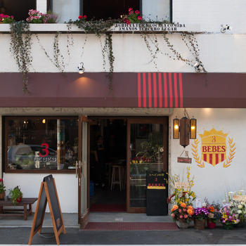 お店内外装はスタッフのDIY。