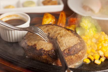 肉汁が溢れだすハンバーグです