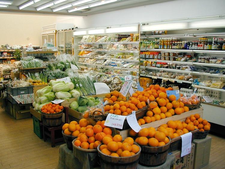 併設された自然食の「野菜市場」