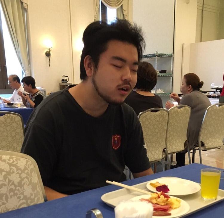 社員旅行翌朝ホテルで二日酔いーw
