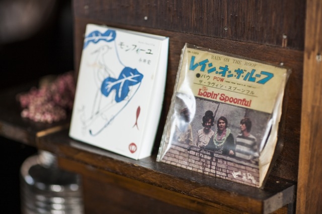 店内には店名の由来になったレコードが