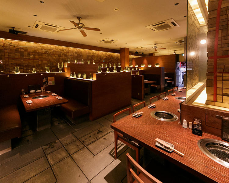 本店は著名デザイナー設計の幻想的な空間