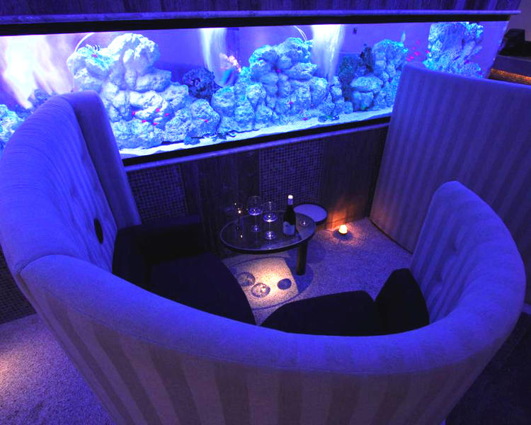 アクアリウム前のカップルシート