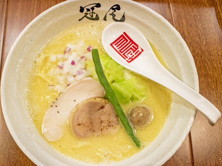 濃厚ながらも上品な白濁の白湯らぁめん