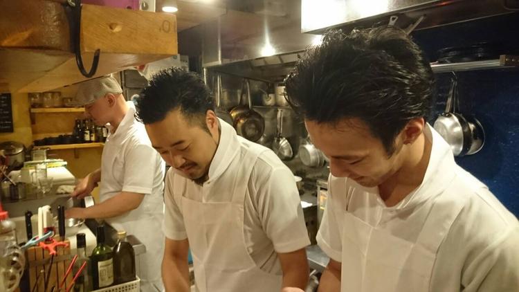 お客様の活気が直に伝わるオープンキッチン