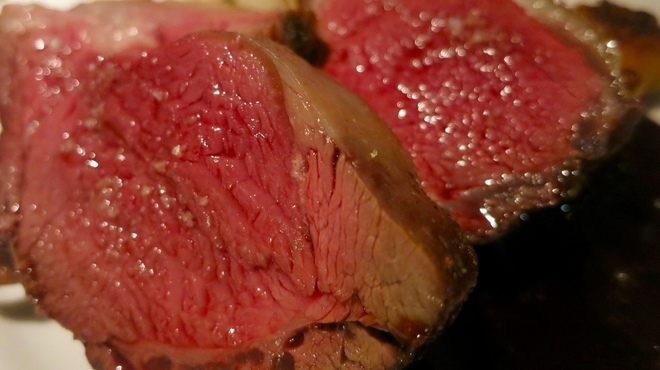 【店内】大人の雰囲気で和牛赤身肉を堪能