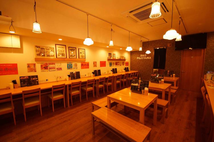 木目調の店内 20席