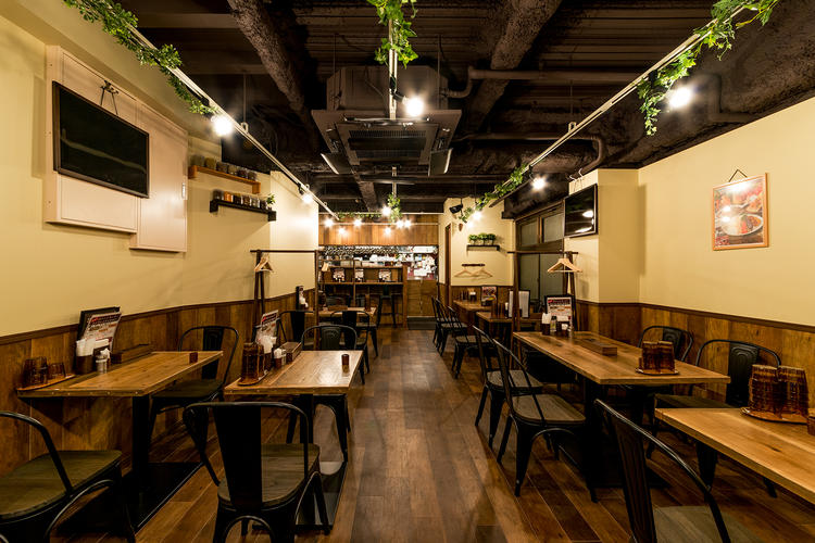路面店は木を使ったオシャレな店内♪