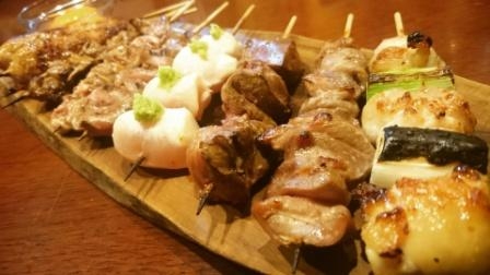 鶏の下処理から串打ちまで丁寧に教えます◎
