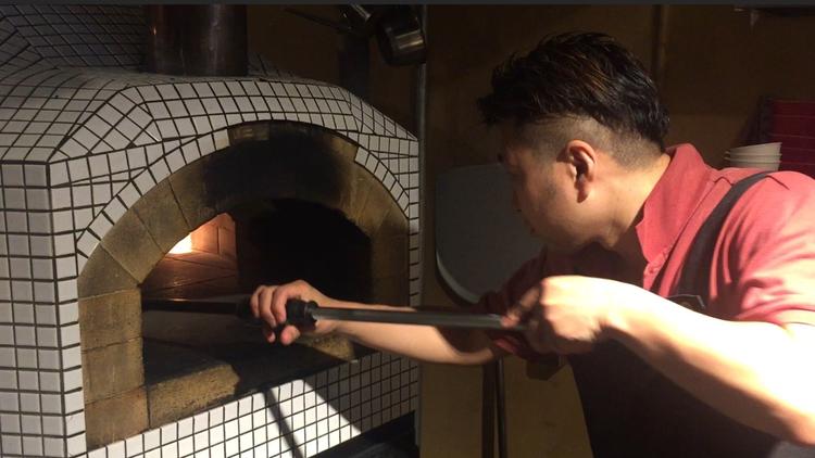 自慢の石窯で焼き上げる料理は絶品。
