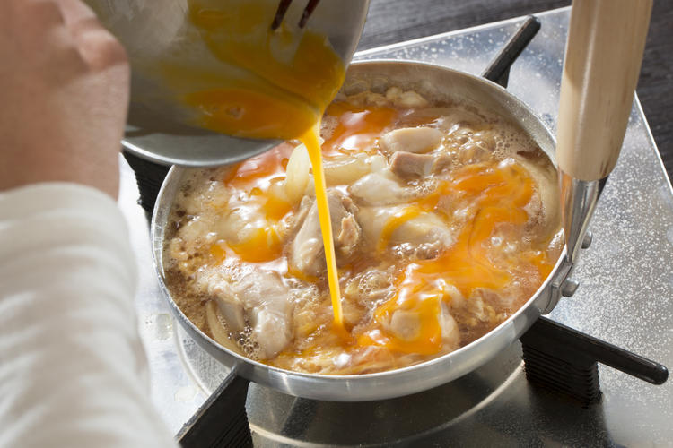 注文毎に仕上げるふわトロ親子丼♪