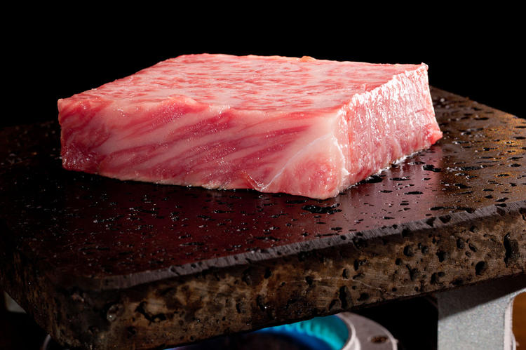 天然の溶岩プレートで焼きお肉は最高!