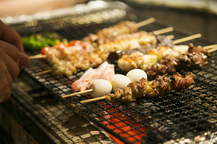 一本一本串打ちして備長炭で焼き上げます