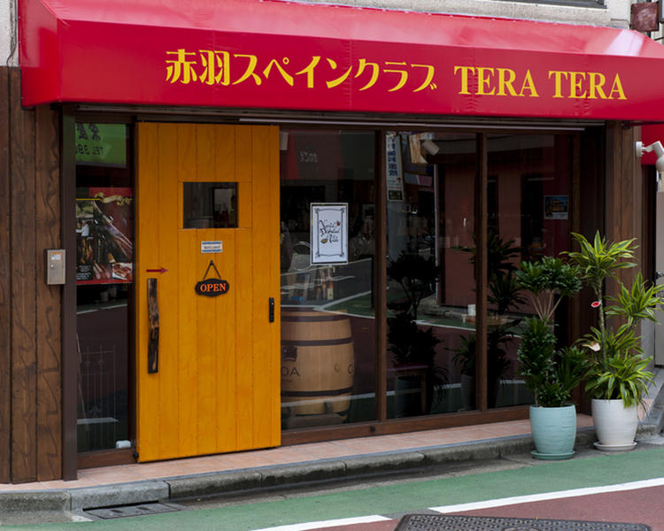 赤いテントに黄色の扉が目印です