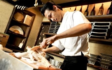 鶏はすべて特徴が違う。迅速に捌く。