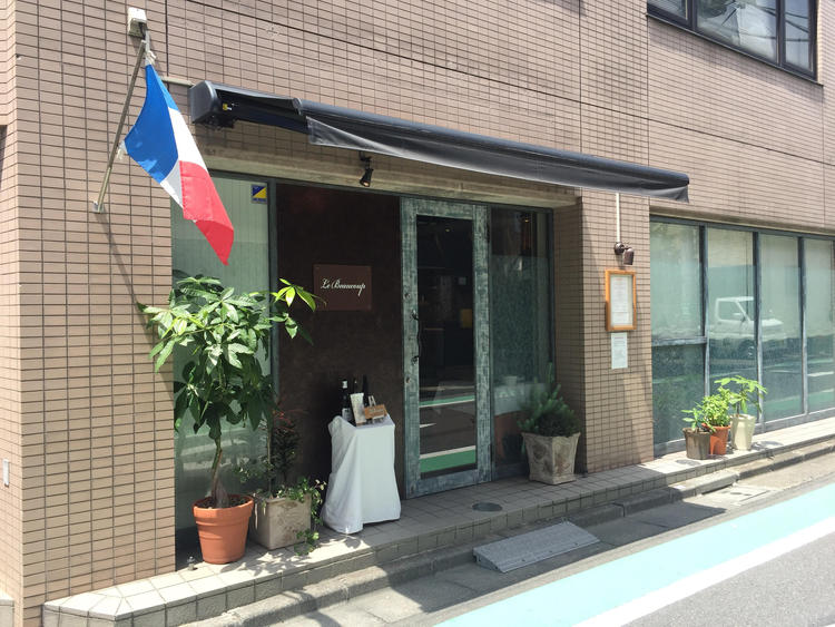 住宅街に佇むシックな外観
