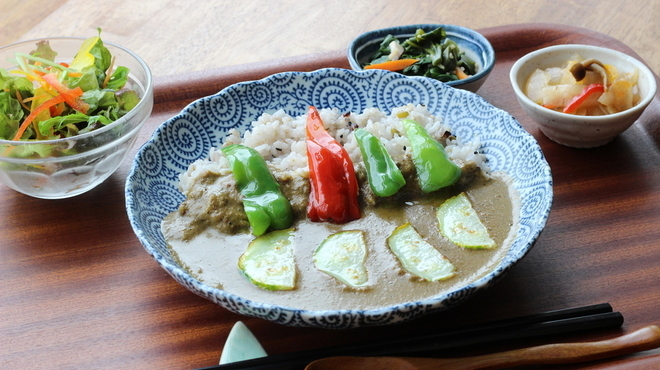 ハーブから作るグリーンカレーも人気☆
