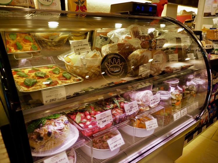 イタリア産生ハムやサラミ、お惣菜も量り売