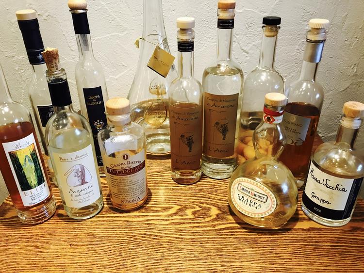 食後酒、グラッパも豊富に取り揃えます