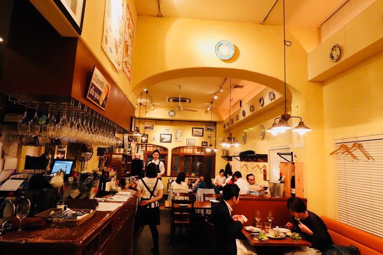 明るく広々とした店内