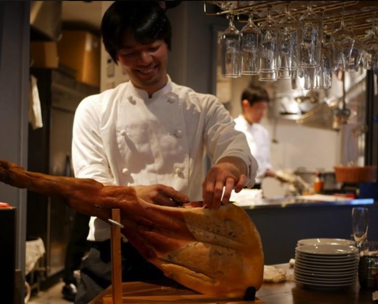 その場で切り分ける生ハムも人気!