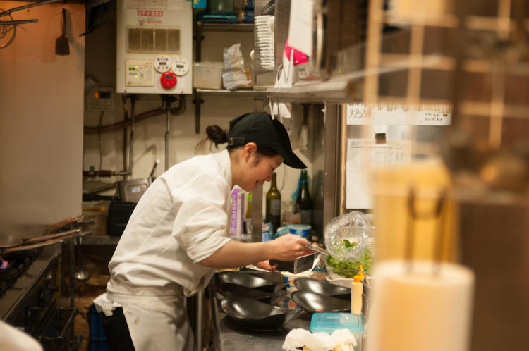 キッチンでは女性も活躍中!!