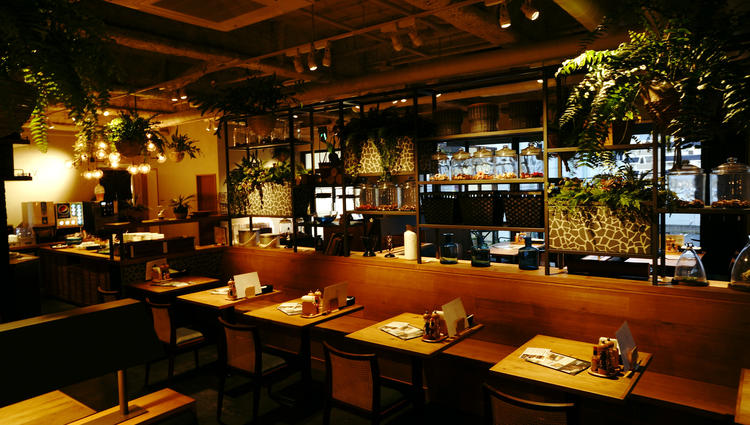 2F/大人の雰囲気が漂う店内