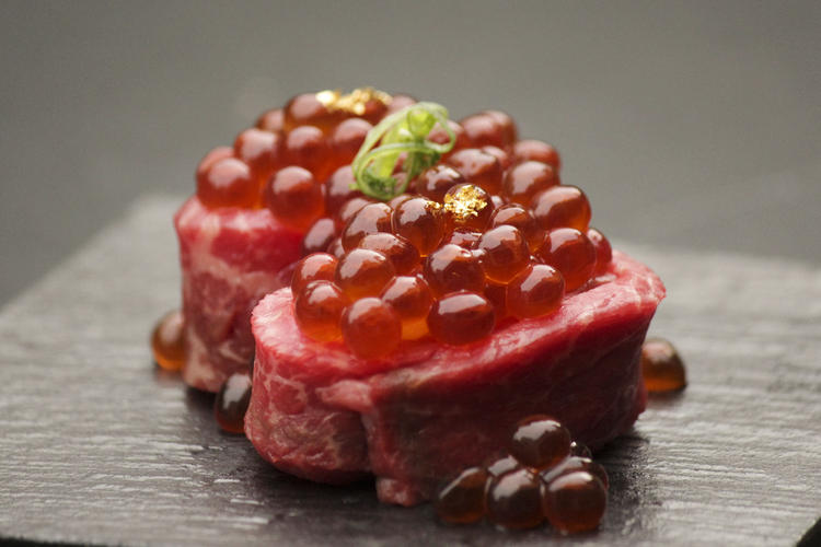 安全な環境で肉寿司なども提供♪