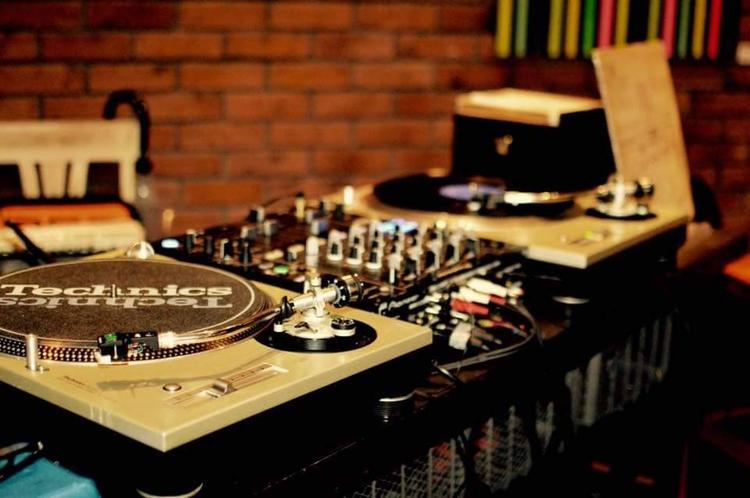 毎月1~2回のDJイベントもあります。