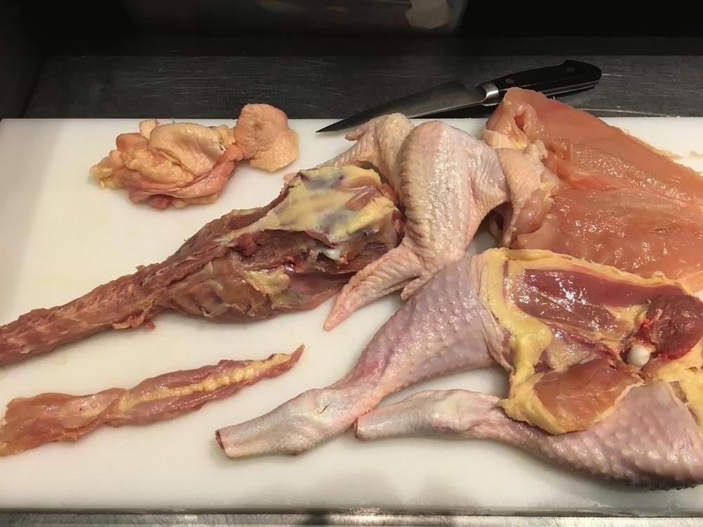 毎朝いちから捌いた新鮮な鶏を提供