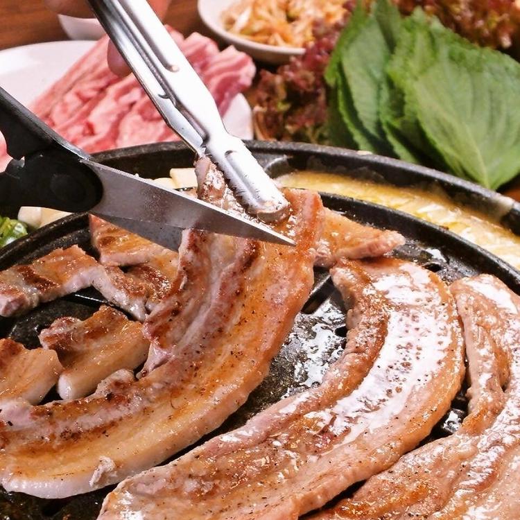 お客さまの前で焼くサムギョプサル