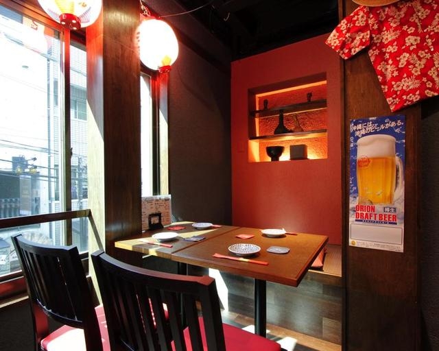 自然光の入る落ち着いた温かみのある店内