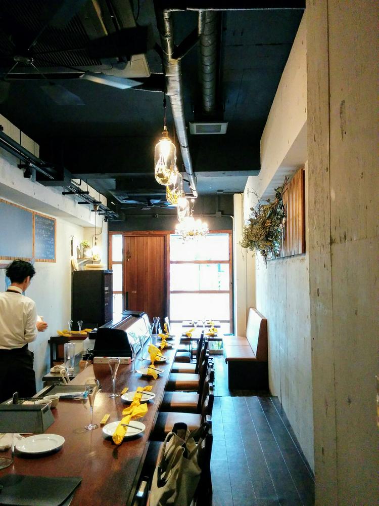 カウンター6席・テーブル8席の小規模店舗