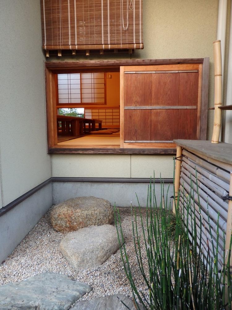 にじり口のある茶室仕立ての部屋。