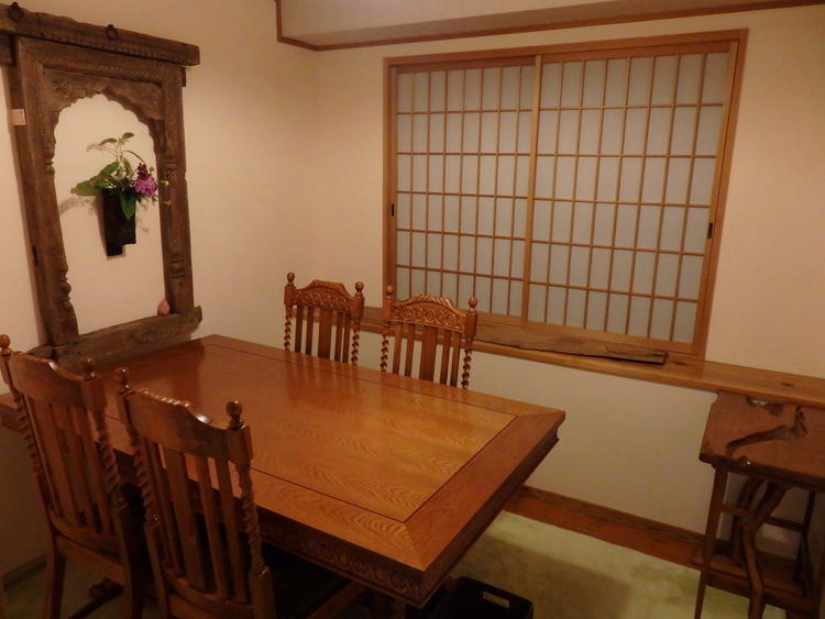 店内の個室で唯一のテーブル席。